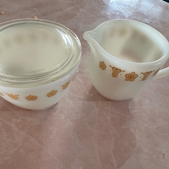 Vintage Pyrex sugar and creamer set. - Picture 2 of 4